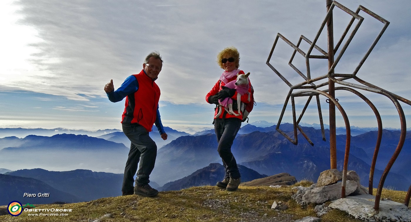 In Cima Menna (2300 m) con la croce  piegata - 19nov15
